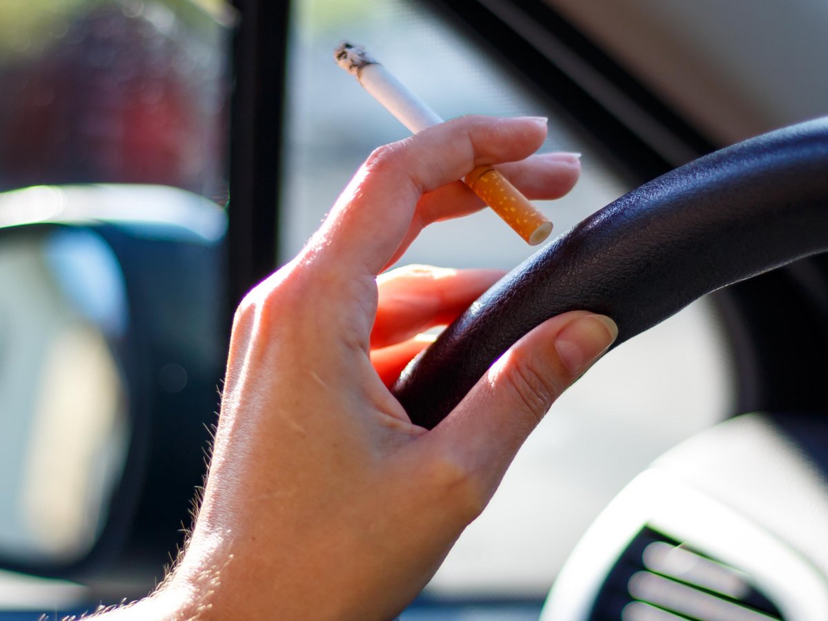 Τσιγάρο πρόστιμο: Ποιο είναι τελικά το πρόστιμο για τη ρίψη αναμμένου τσιγάρου από αυτοκίνητο -Οι δυο «καμπάνες»