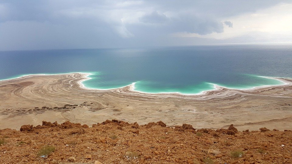 Νεκρά Θάλασσα: Τα οφέλη του αλατιού της Νεκράς Θάλασσας για τη δερματική υγεία [vid]