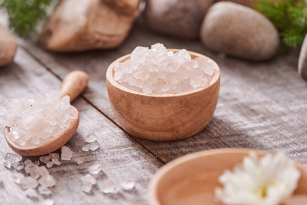 Θαλασσινό αλάτι: Φυσικός αρωγός δερματικής υγείας – Πώς να το χρησιμοποιήσετε [vid]