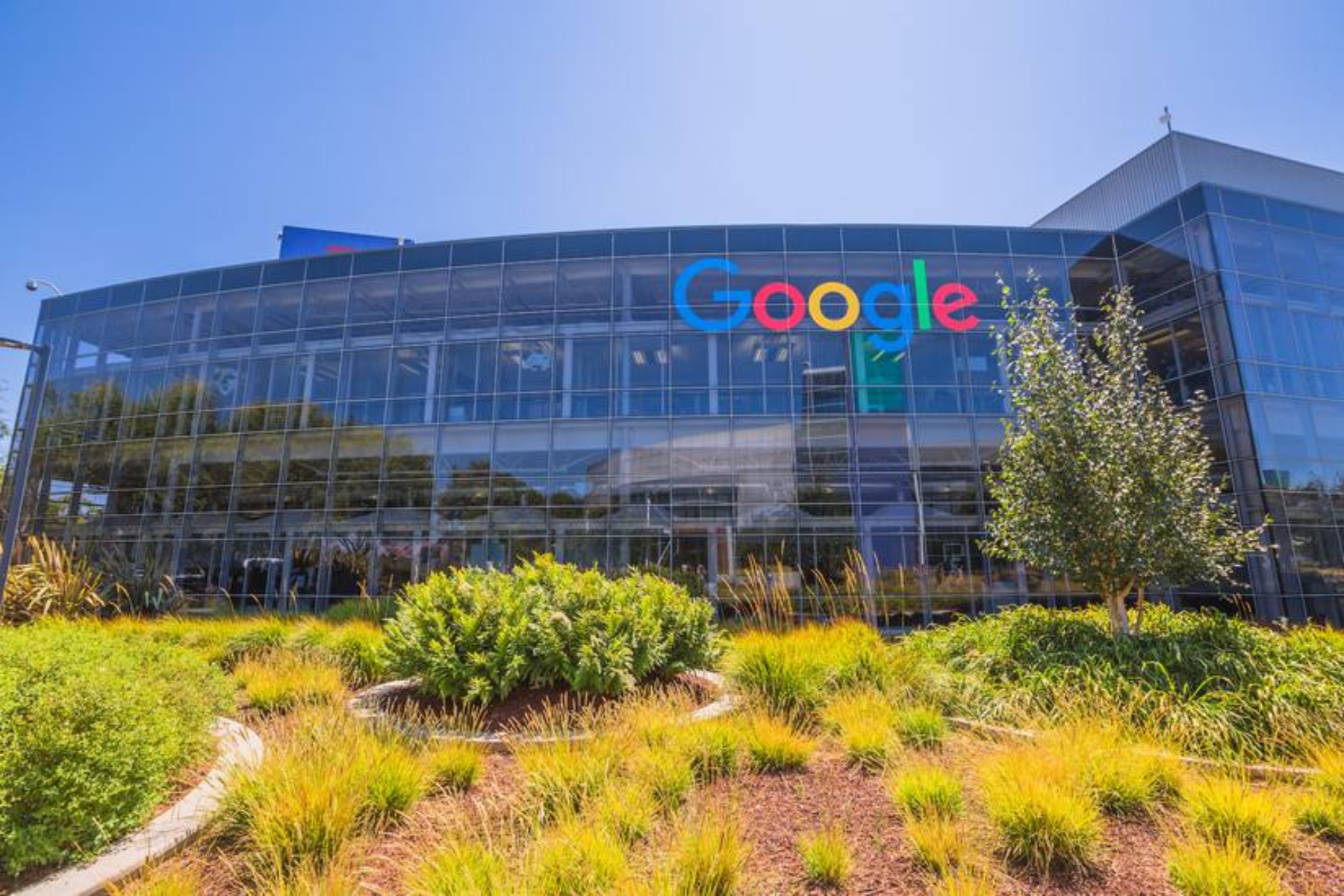Google Doodle: Η Google γιορτάζει τα 23 της χρόνια και το γιορτάζει σβήνοντας κεράκια
