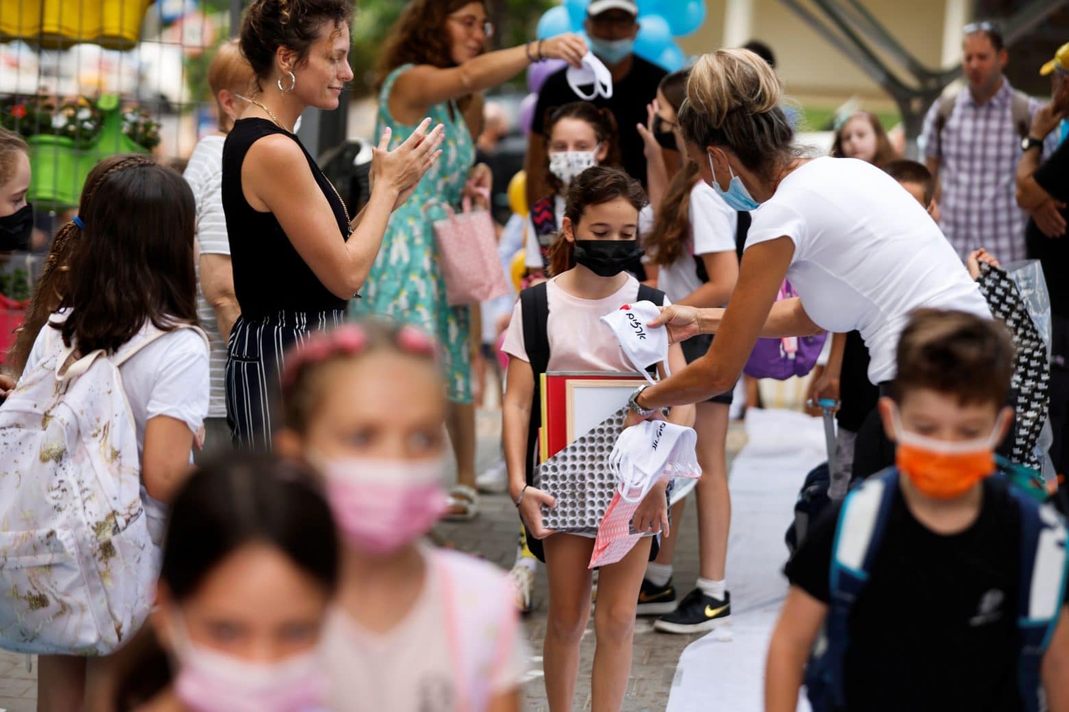 Κορωνοϊός παιδιά εμβόλιο: Το 33% των κρουσμάτων αφορά σε ανηλίκους – Τι περιμένουν οι ειδικοί