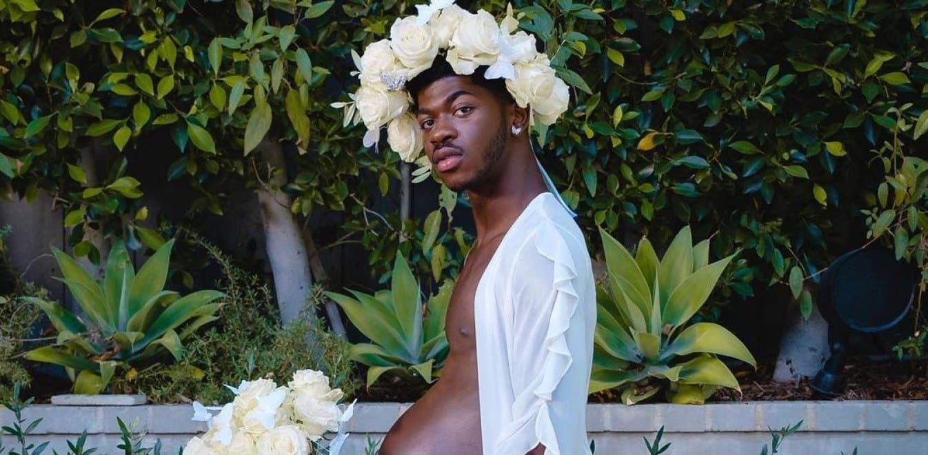 Lil Nas X: Ποζάρει ετοιμόγεννος αναμένοντας την κυκλοφορία του νέου του άλμπουμ [pics]