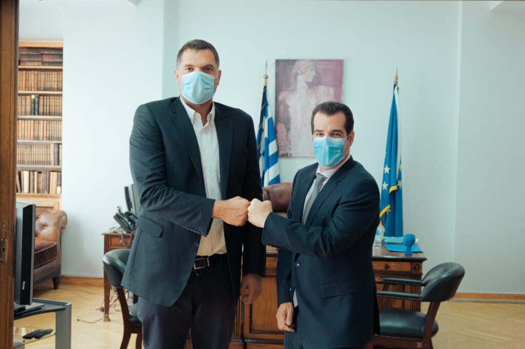 Συνάντηση του Υπ. Υγείας Θ. Πλεύρη με τον προπονητή-καλαθοσφαιριστή Δ. Παπανικολάου