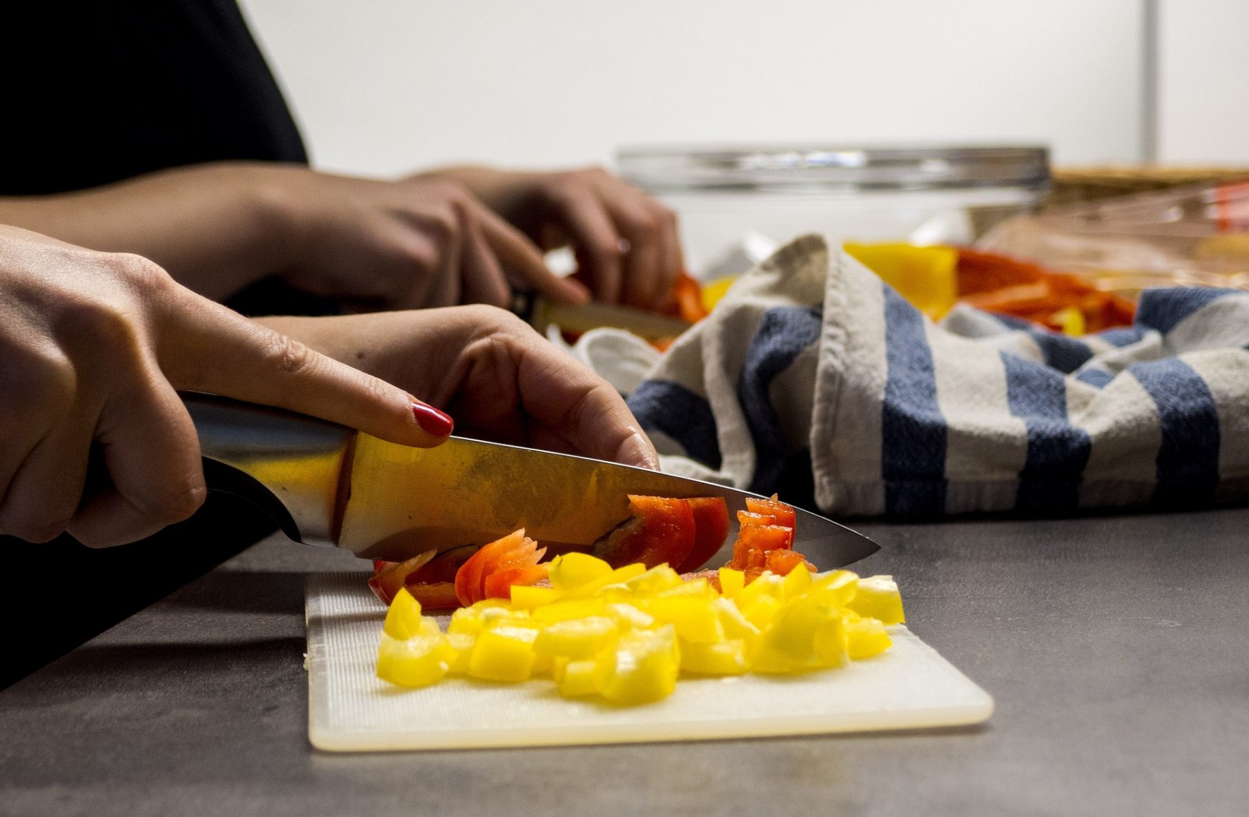 Αυτοφροντίδα μαγειρική: Λόγοι για να μαγειρεύεις στο σπίτι και όχι να τρως έξω