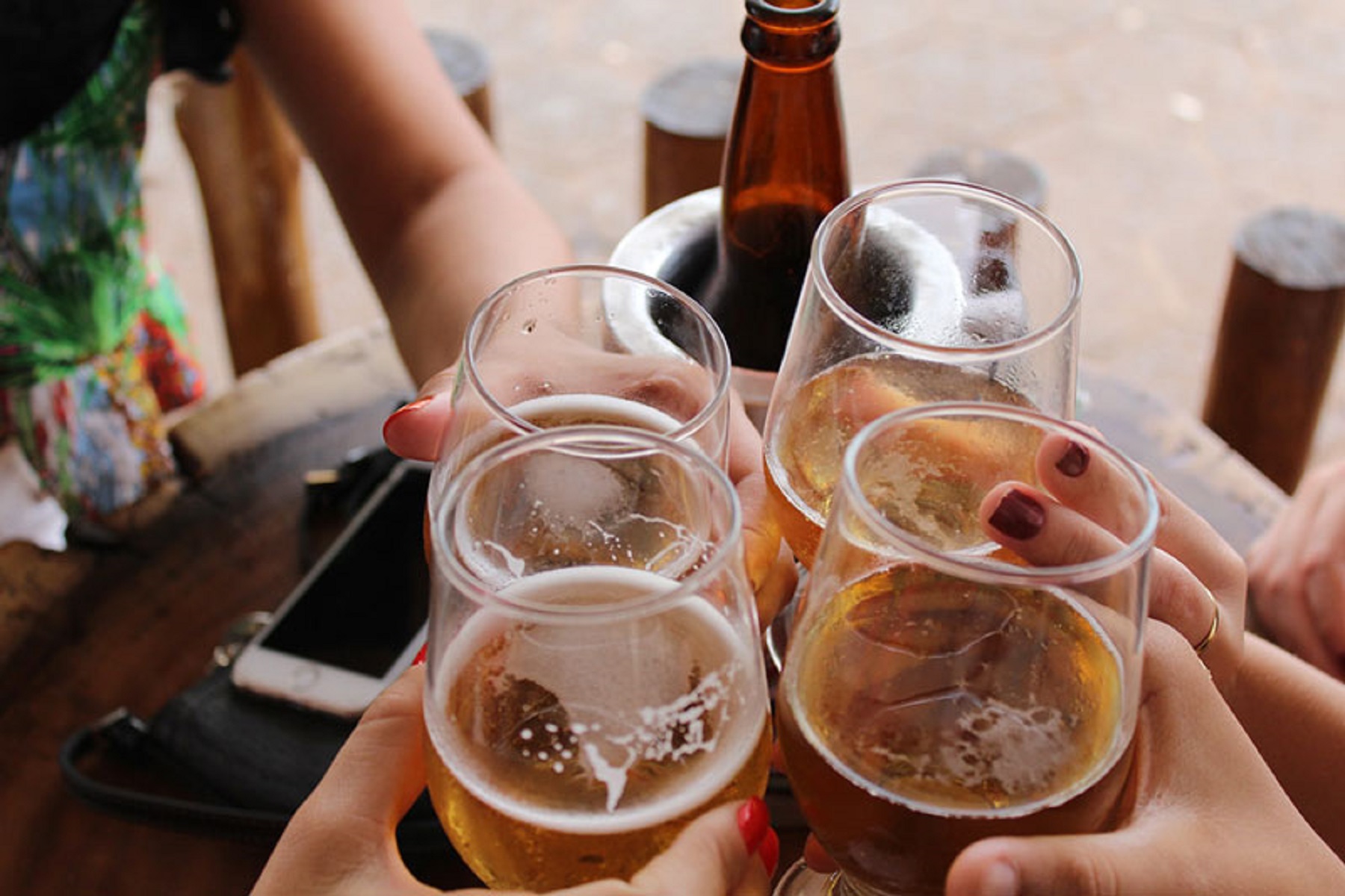 Ηνωμένο Βασίλειο: Οι ειδικοί προειδοποιούν ότι η κοινωνία έχει «ξετρελαθεί επικίνδυνα» με το αλκοόλ