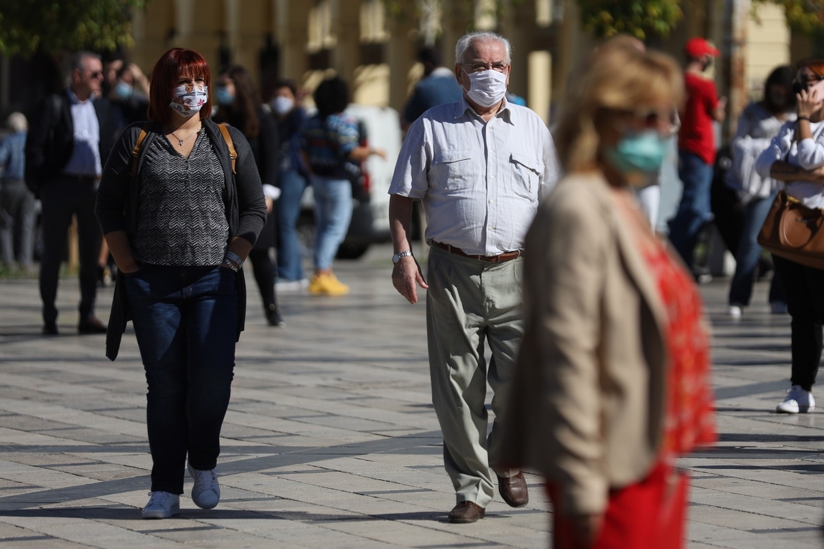 Μέτρα κορωνοϊός κρούσματα: Ανοικτό το ενδεχόμενο για νέα μέτρα σε κλειστούς χώρους