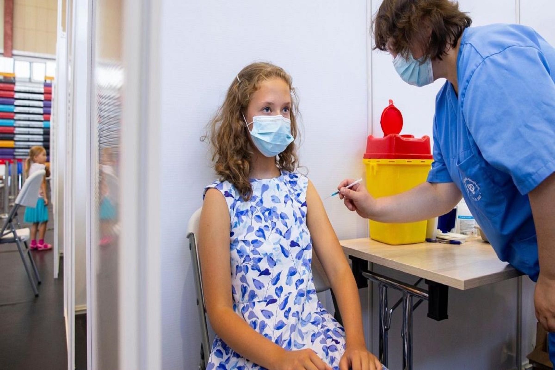 Εμβόλια Covid-19: Γιατί ορισμένες χώρες συνιστούν εφάπαξ δόση για εφήβους, νέους ενήλικες;