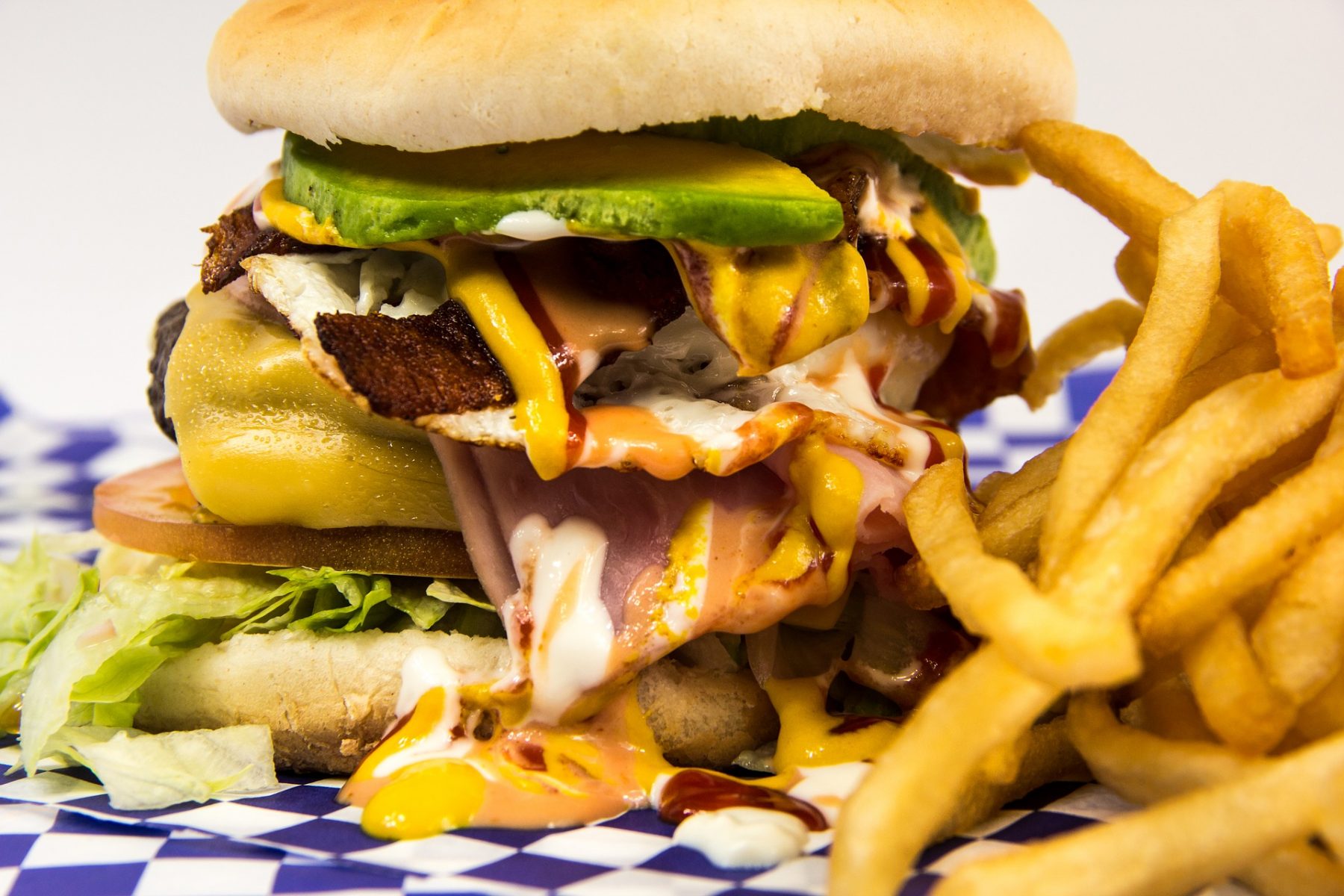 Fast food φθαλικές ενώσεις: Επιβλαβή χημικά εντοπίστηκαν σε φαγητά μεγάλων αλυσίδων burger στις ΗΠΑ