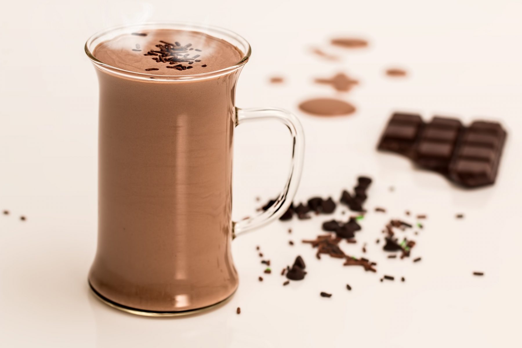 DIY σοκολατούχο γάλα αμυγδάλου: Μια πεντανόστιμη συνταγή που μπορείτε να φτιάξετε μόνοι σας στο σπίτι