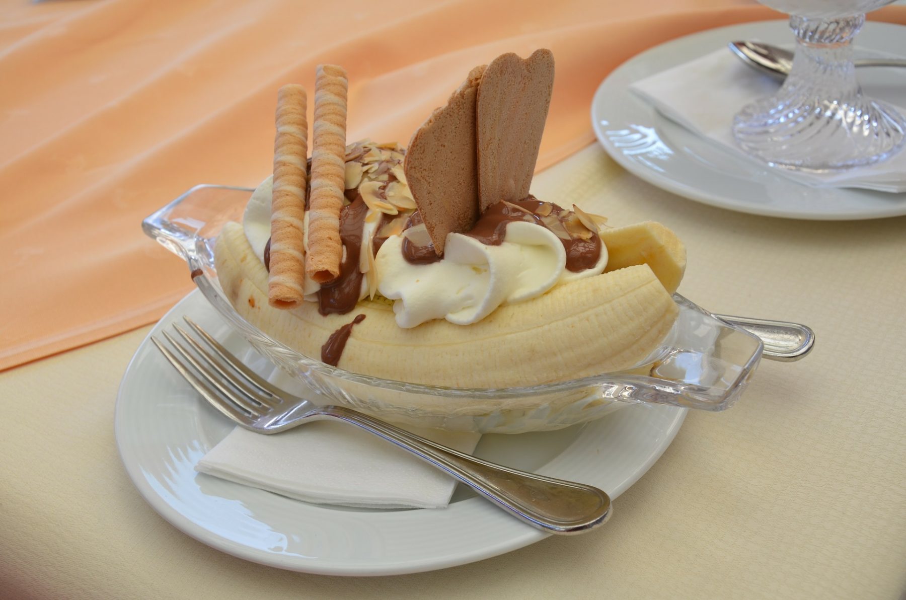 Banana split: Η ιστορία πίσω από το εμβληματικό επιδόρπιο με μπανάνα και παγωτό