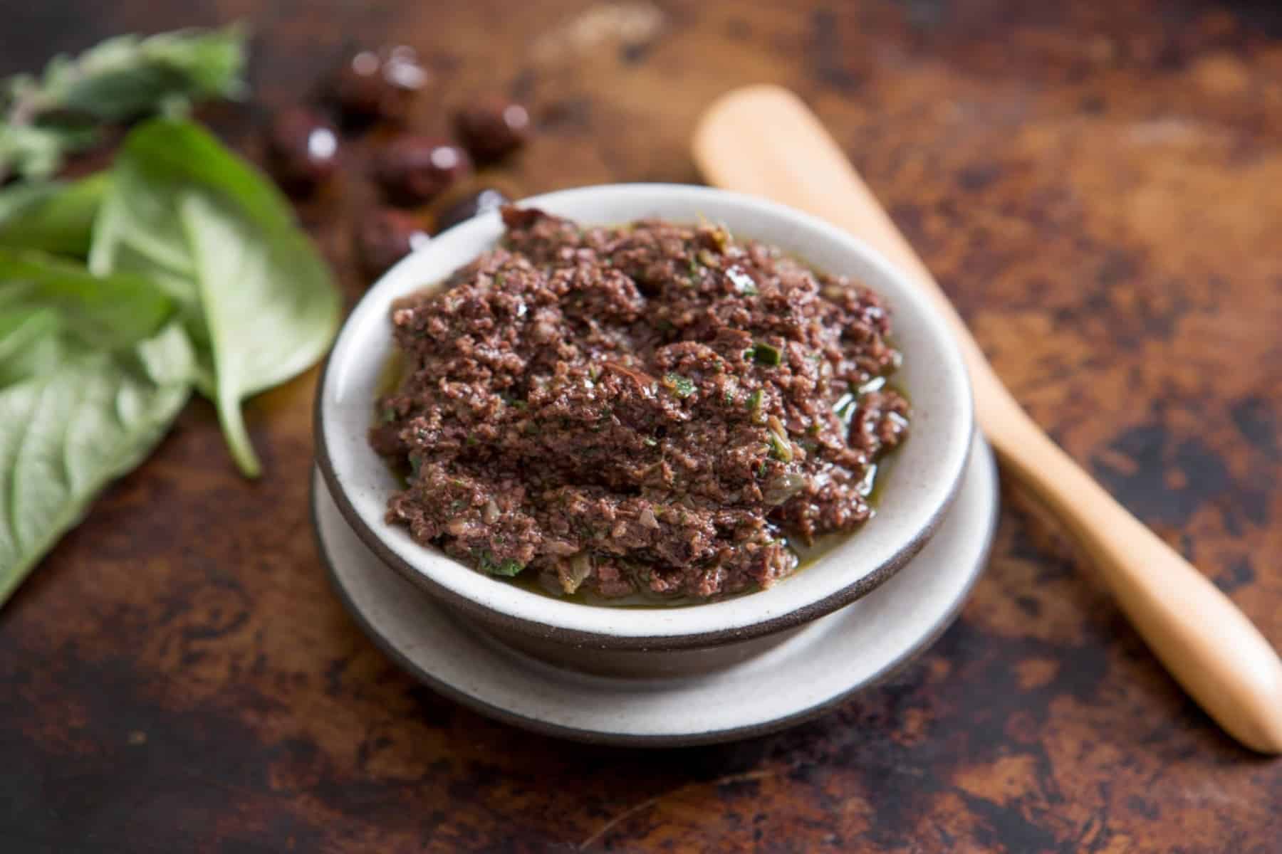 Tapenade: Πάστα ελιάς με αμύγδαλο που απογειώνει κάθε πιάτο