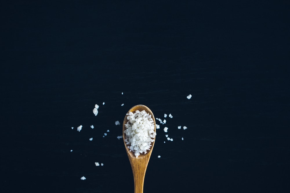 Θαλασσινό αλάτι: Αναζωογονεί την επιδερμίδα και καταπολεμά δερματικά προβλήματα [vid]
