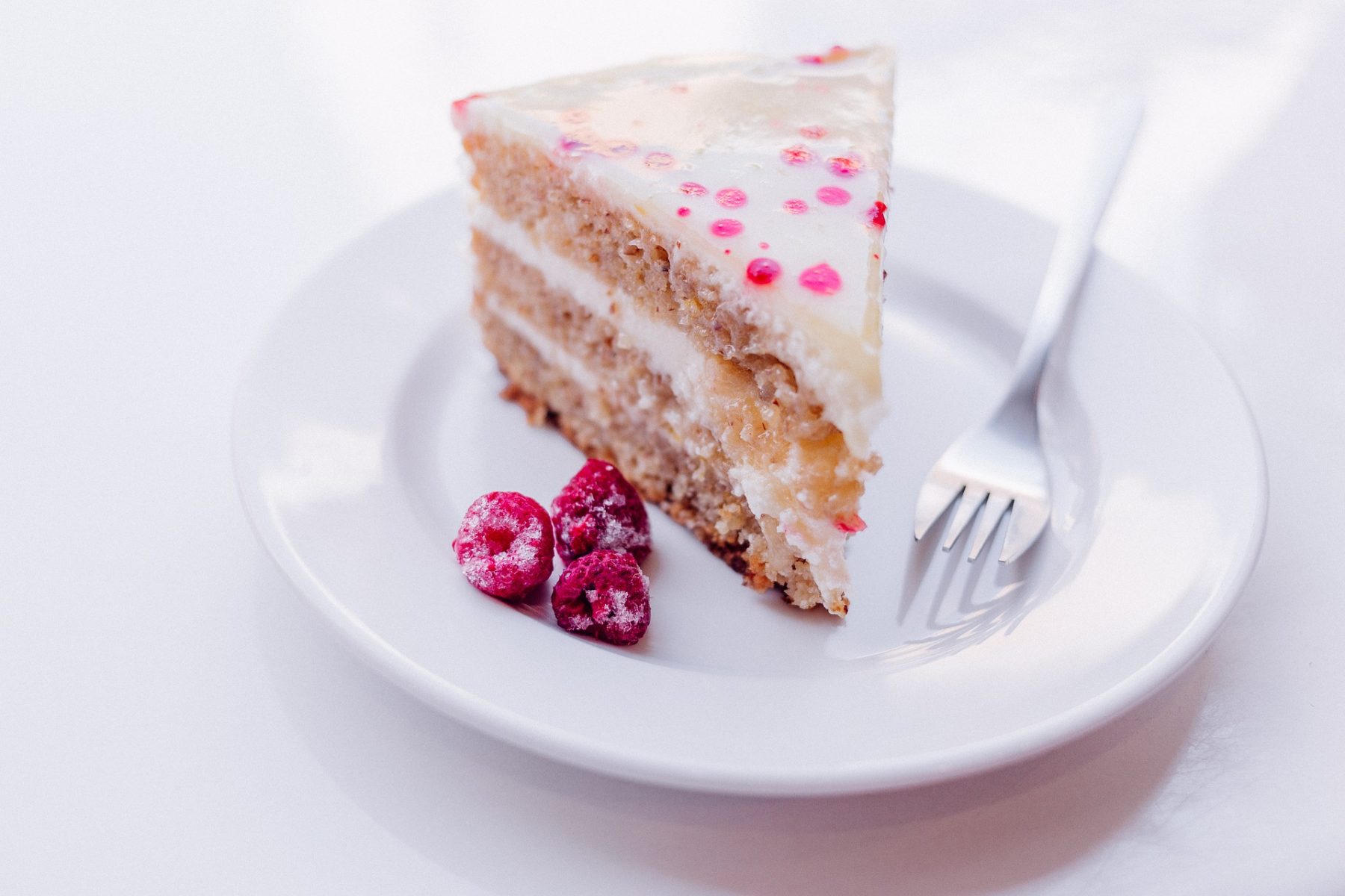 Κέικ πρωτεΐνης: Παγωμένο κέικ crumble λευκής σοκολάτας και βατόμουρου που θα σας ξετρελάνει