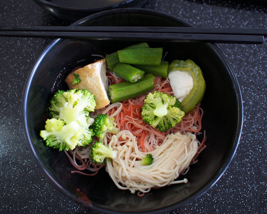 Κρύα πικάντικα vegan noodles με φιστίκια και με λαχταριστό τόφου