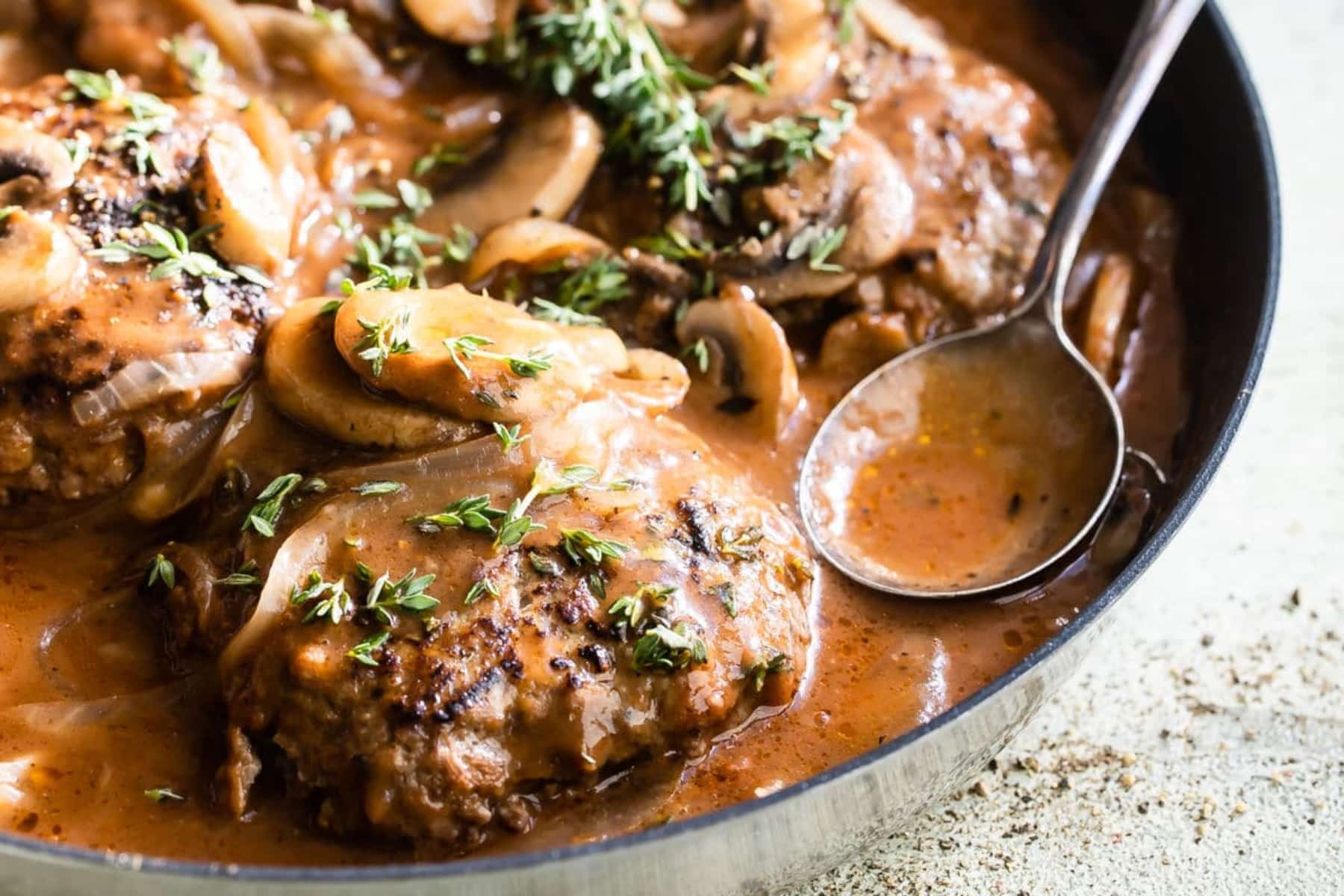 Salisbury steak: Το αγαπημένο σχολικό γεύμα για κάθε μαθητή στο Ηνωμένο Βασίλειο