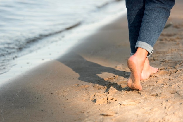 Θάλασσα περπάτημα: 9 τρόποι που το περπάτημα στην παραλία μας κάνει καλό [vid]