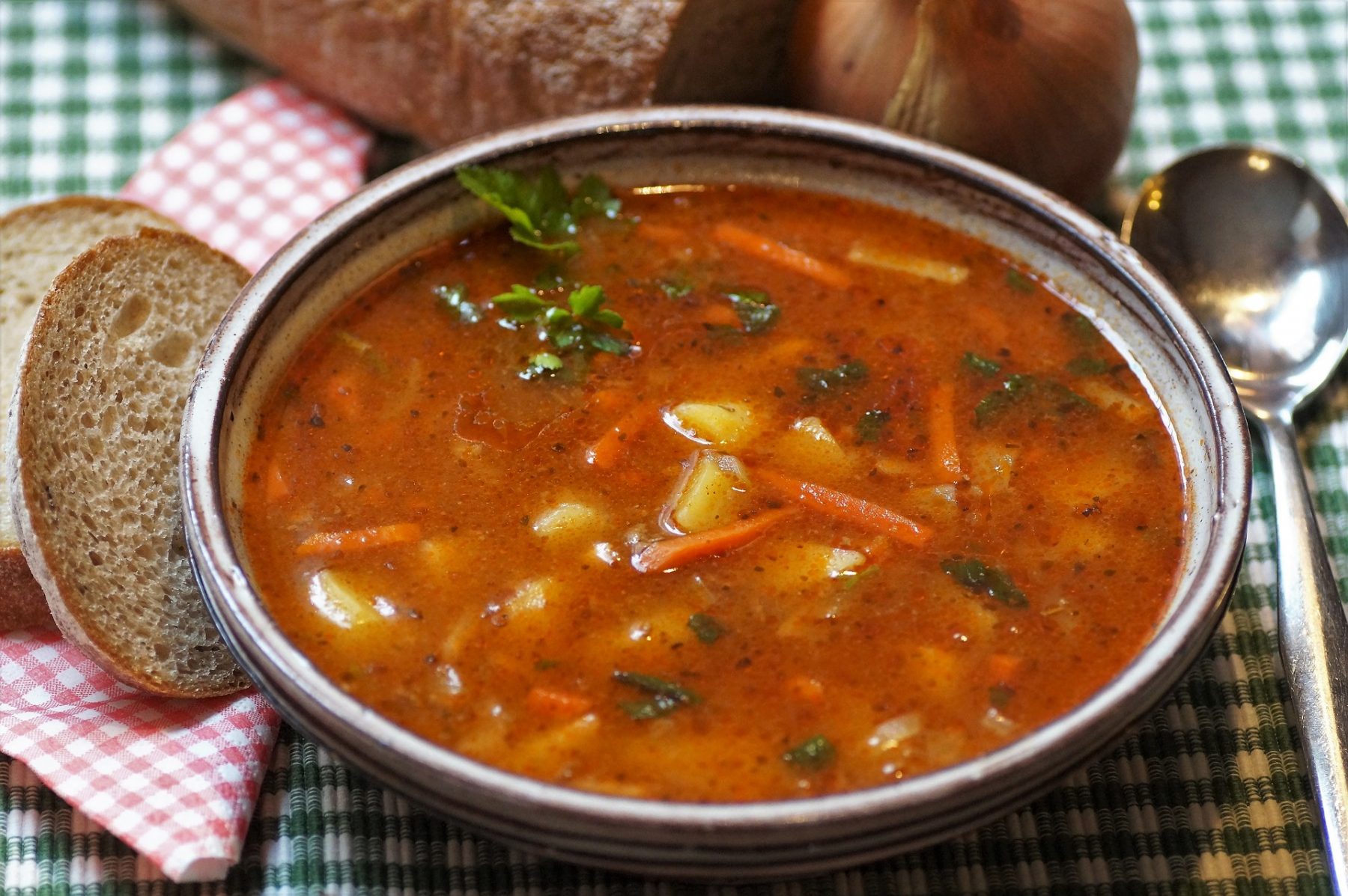 Vegan συνταγή σούπα: Vegan στιφάδο με ρίζες λαχανικών και μυρωδικά