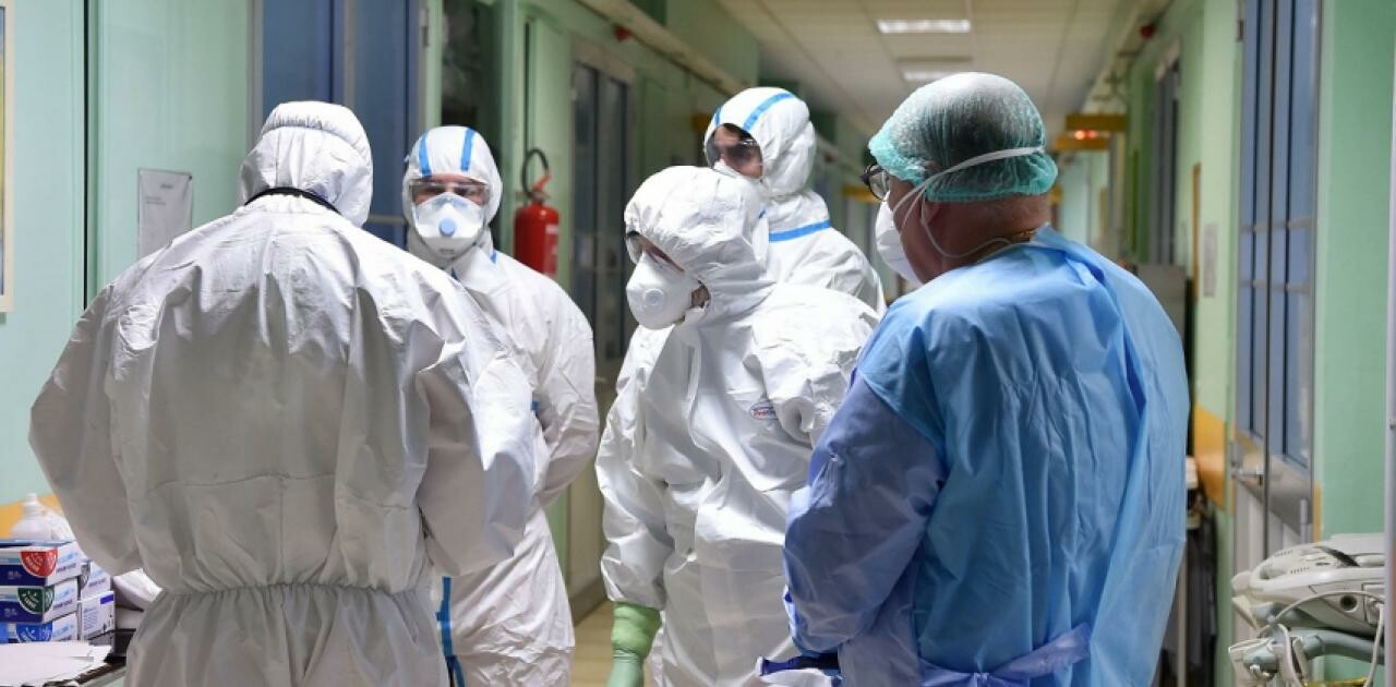 Κορωνοϊός ανεμβολίαστοι μέτρα: Σε έξαρση η πανδημία, στη μάχη οι ιδιωτικές κλινικές