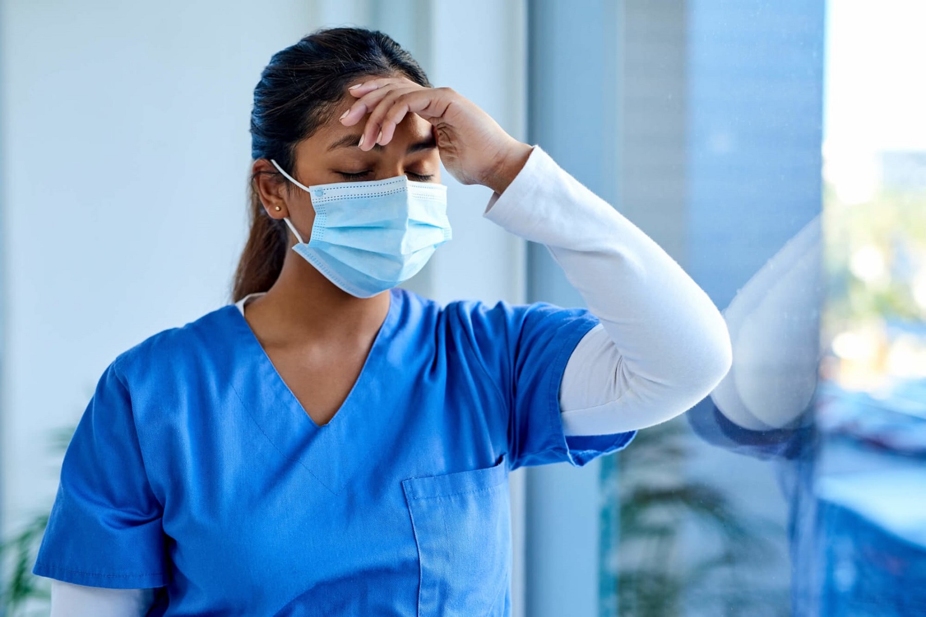 Covid-19 Πανδημία: Προκαλεί «μεγάλες παραιτήσεις» γιατρών και νοσηλευτών