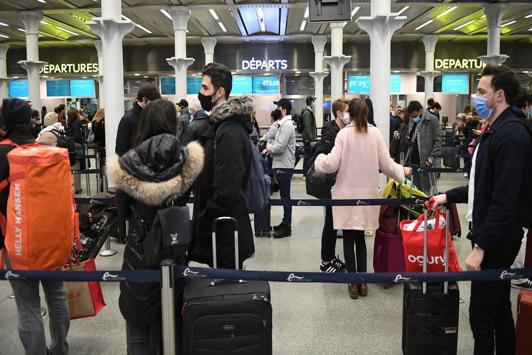 Ηνωμένο Βασίλειο: Βιώνει μια νέα κανονικότητα εν μέσω πανδημίας, ενώ οι γειτονικές χώρες βλέπουν έξαρση της COVID