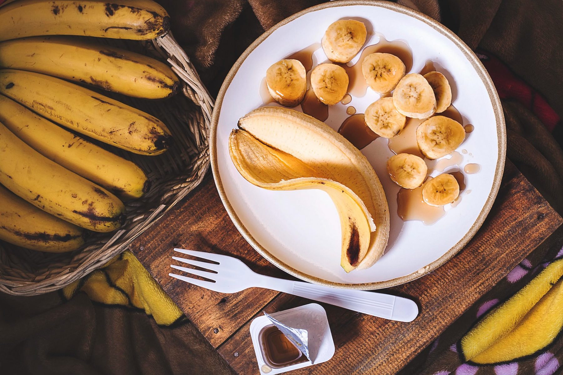 Μπανάνα κέικ σιρόπι: Σιροπιασμένο κέικ μπανάνας με αλατισμένη σάλτσα καραμέλας βουτύρου