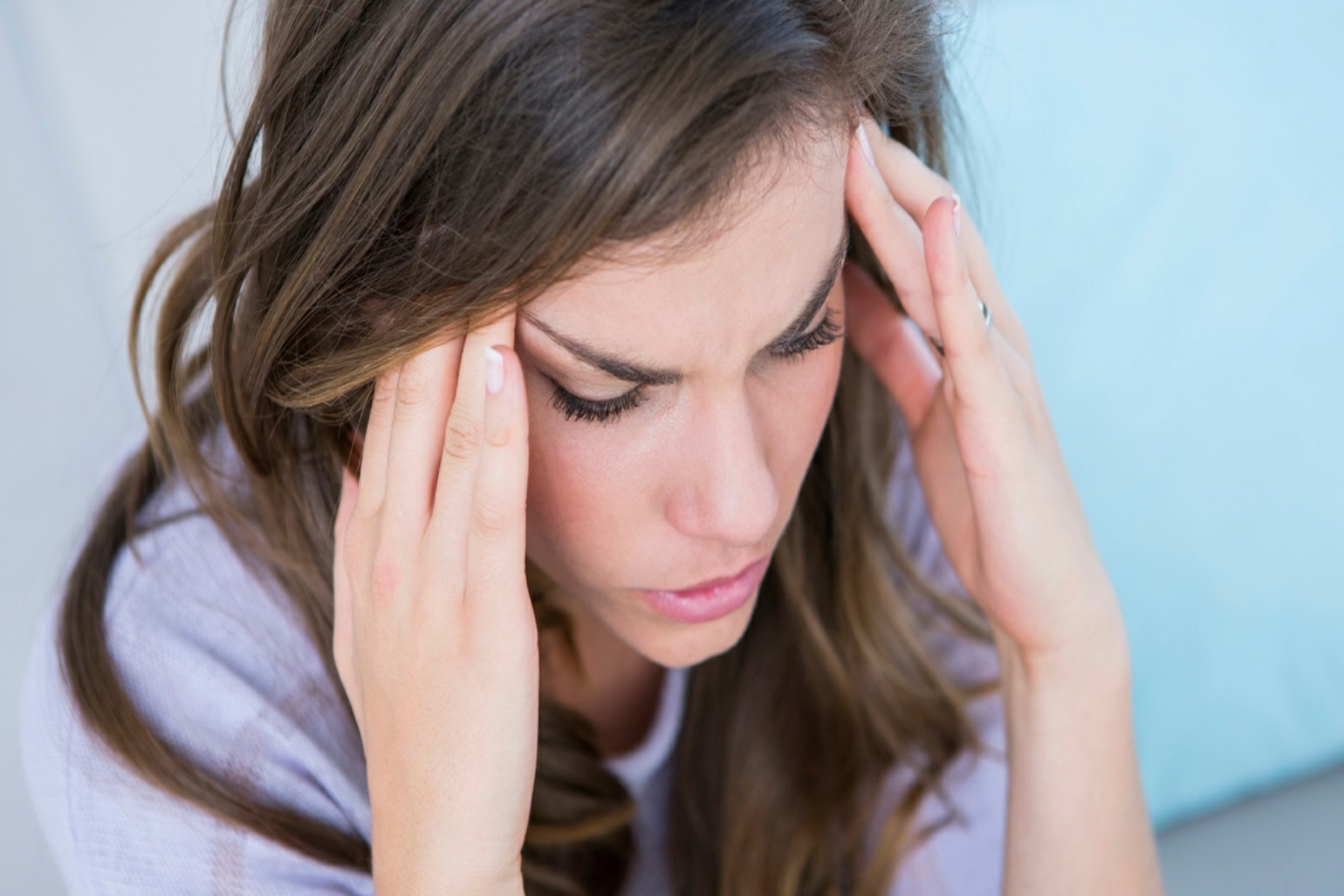 Πονοκέφαλος αυτοφροντίδα: Φυσικές μέθοδοι αντιμετώπισης του έντονου πόνου στο κεφάλι