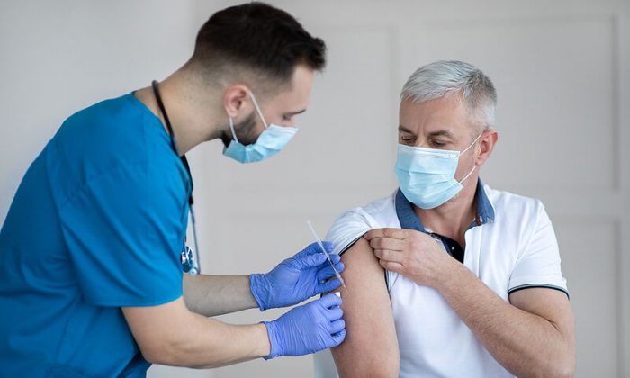 Ο  εμβολιασμός στην πρώτη θέση για τους ενήλικες άνω των 50 ετών