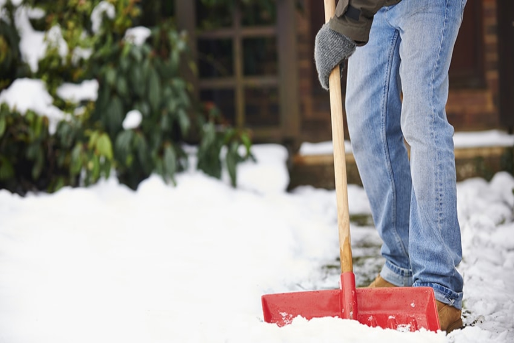 Φτυάρισμα χιονιού υγεία: Κίνδυνος για καρδιακή προσβολή από τη χαμηλή θερμοκρασία και την άσκηση