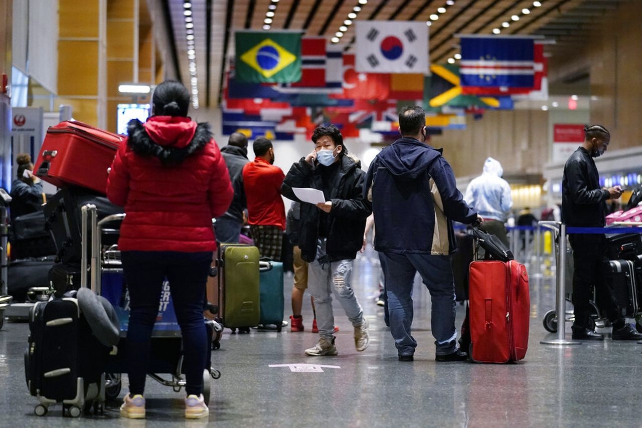 ΗΠΑ Αεροδρόμιο: Τριψήφιες ακυρώσεις πτήσεων για τη δεύτερη ημέρα του ταξιδιού των διακοπών