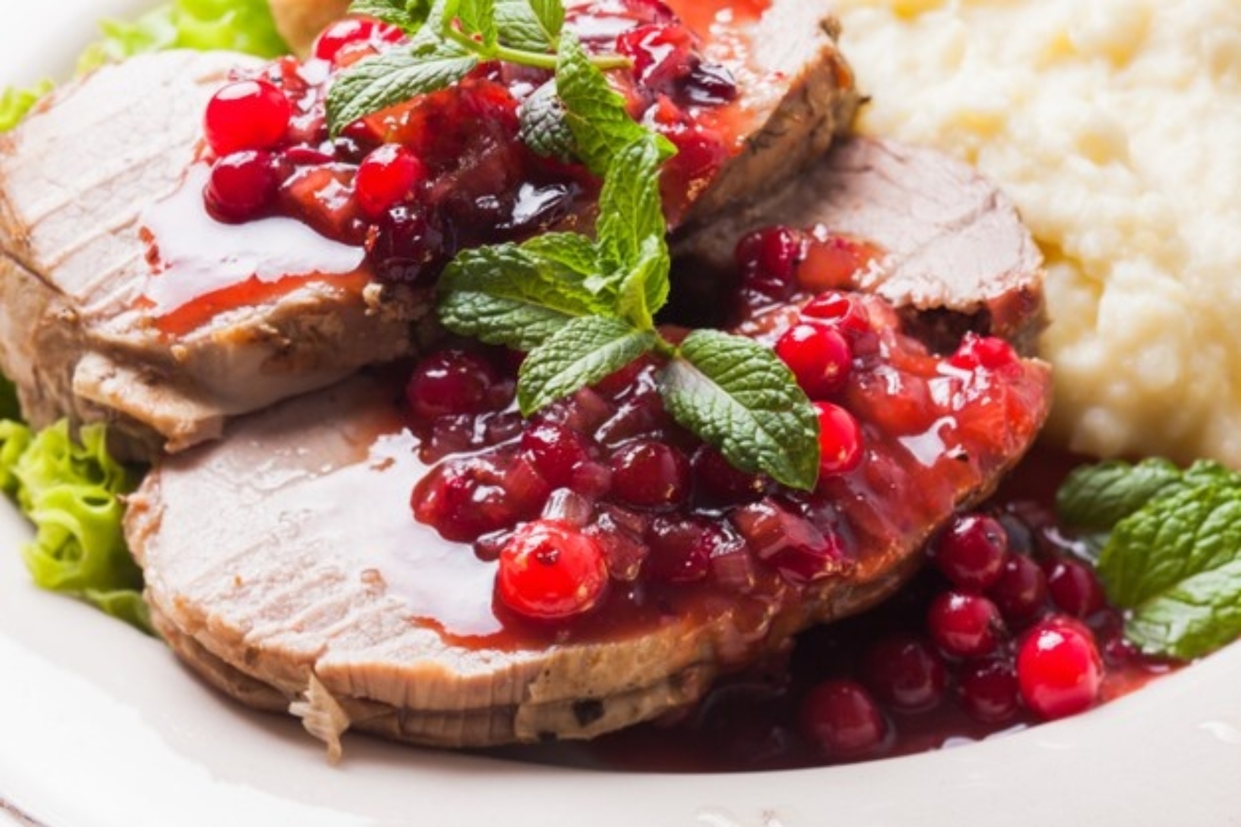 Μοσχάρι γιορτινό: Πρωτοχρονιάτικο ρεβεγιόν με μοσχαράκι κοκκινιστό και cranberries