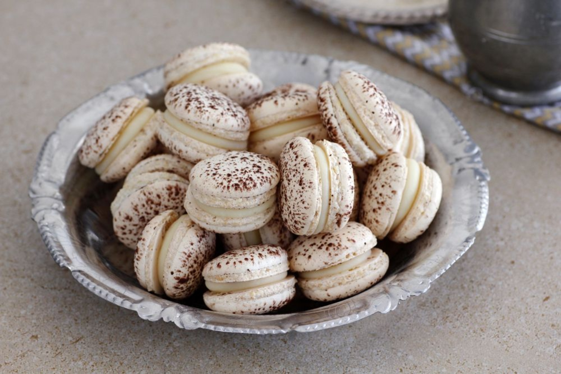 Macarons καρύδα: Μια γλυκιά συνταγή για κέρασμα που θα μας φτιάξει τη μέρα