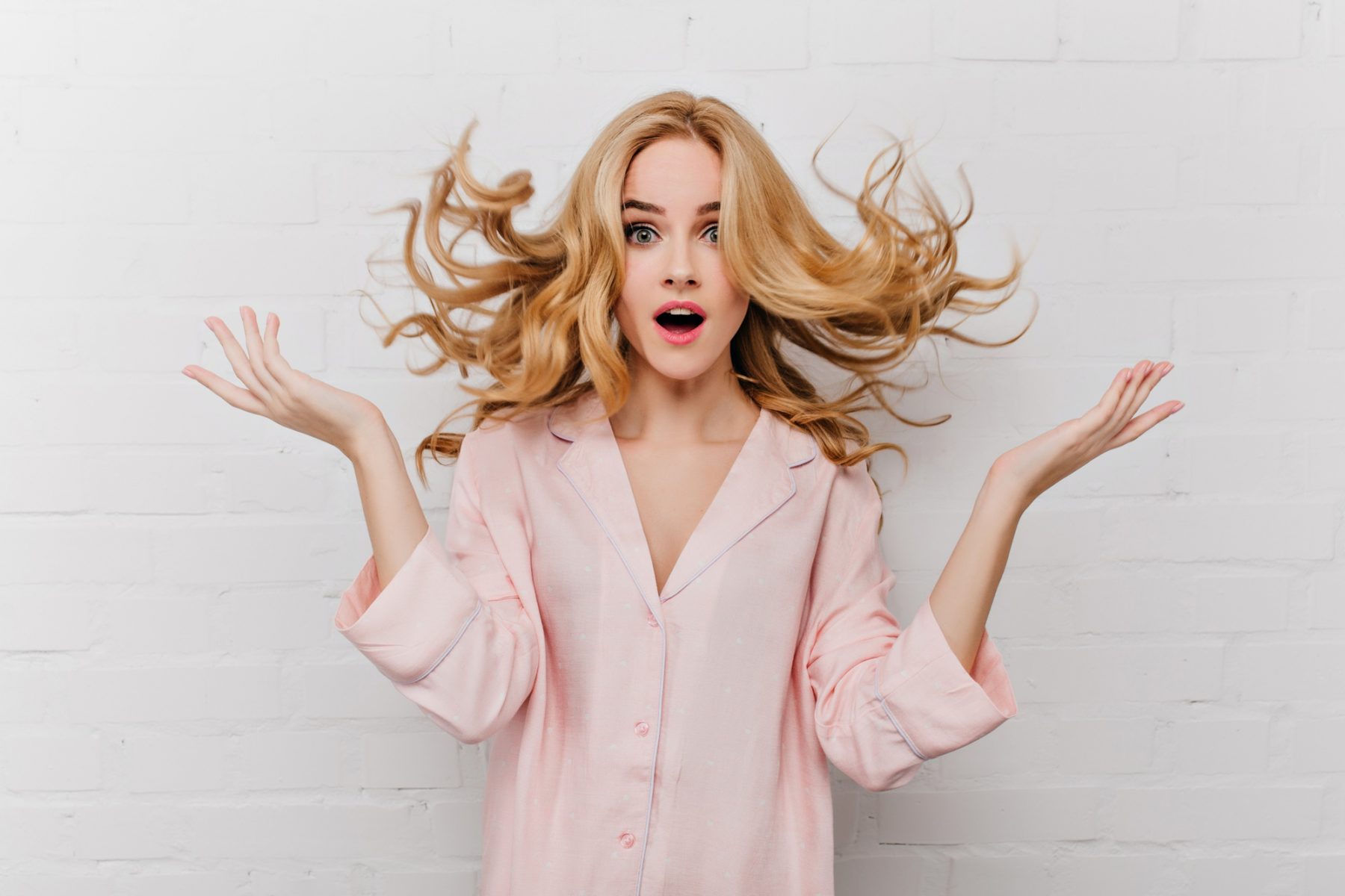 Ίσιωμα μαλλιών: Πώς να ισιώσετε τα μαλλιά σας χωρίς θερμότητα;