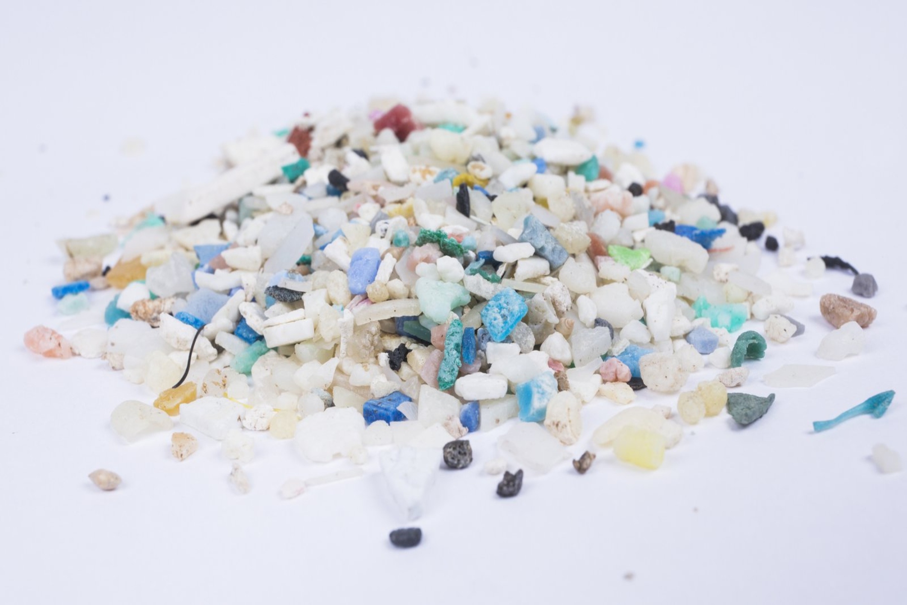Μικροπλαστικά υγεία: Εισπνέουμε μικροπλαστικά σε ποσότητες που οδηγούν σε προβλήματα υγείας