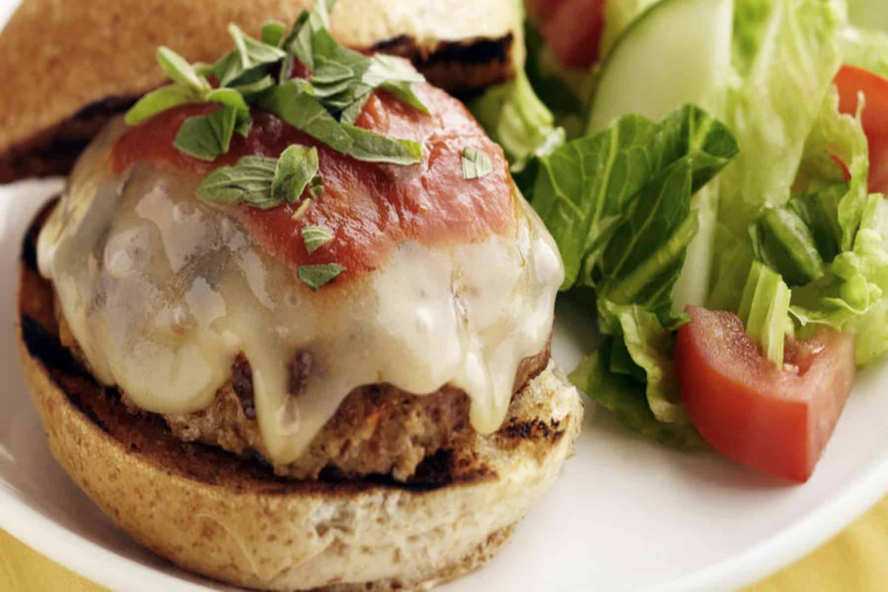 Pizza Burger: Συνδυάστε τα δύο αγαπημένα σας φαγητά για μια γευστική πανδαισία