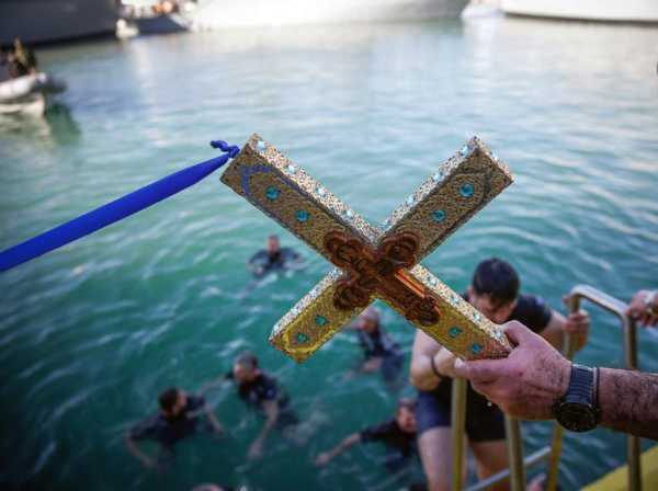Θεοφάνεια 2022: Ο Τίμιος Σταυρός στα νερά του Ατλαντικού ωκεανού ανήμερα των Αγίων Θεοφανείων