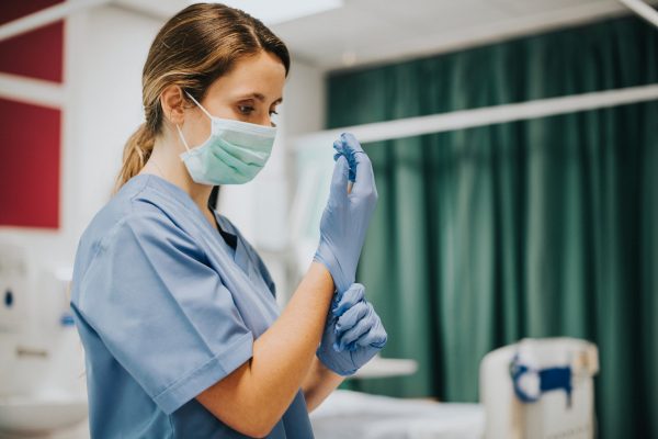 Πανδημία: Σε “ηθική δυσφορία” οι νοσηλευτές, σύμφωνα με νέα έκθεση