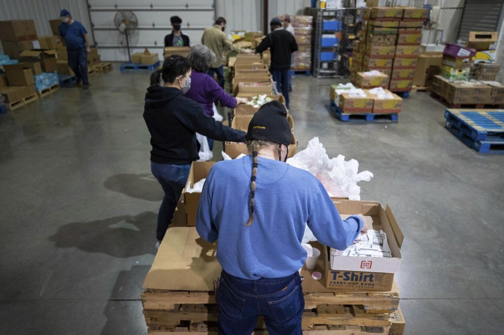 Οι τράπεζες τροφίμων σε όλες τις ΗΠΑ αντιμετωπίζουν κρίσιμες ελλείψεις εθελοντών εν μέσω του κύματος όμικρον