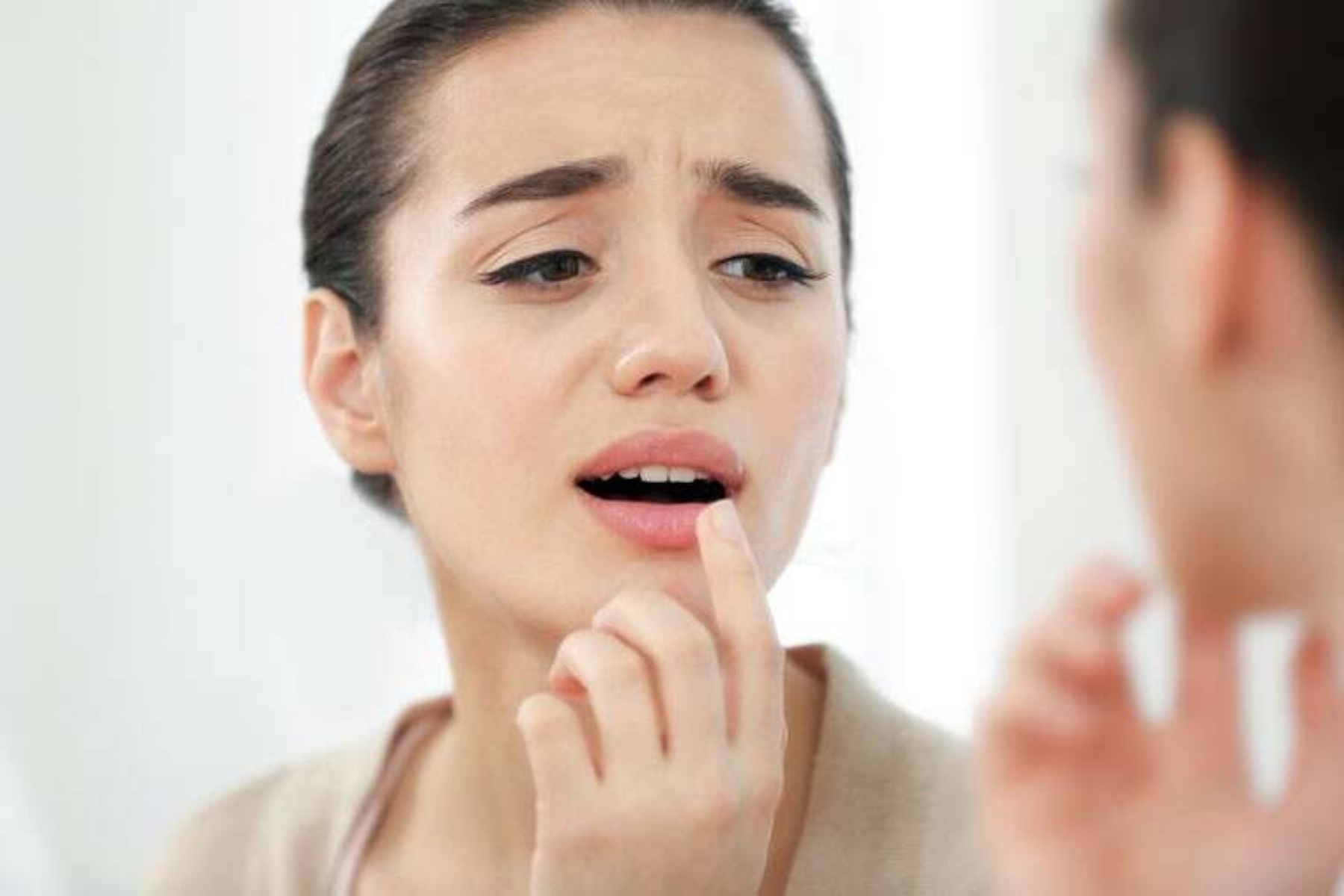 Σκασμένα χείλη: Πώς να εξασφαλίσετε βελούδινα χείλη χωρίς πληγές;