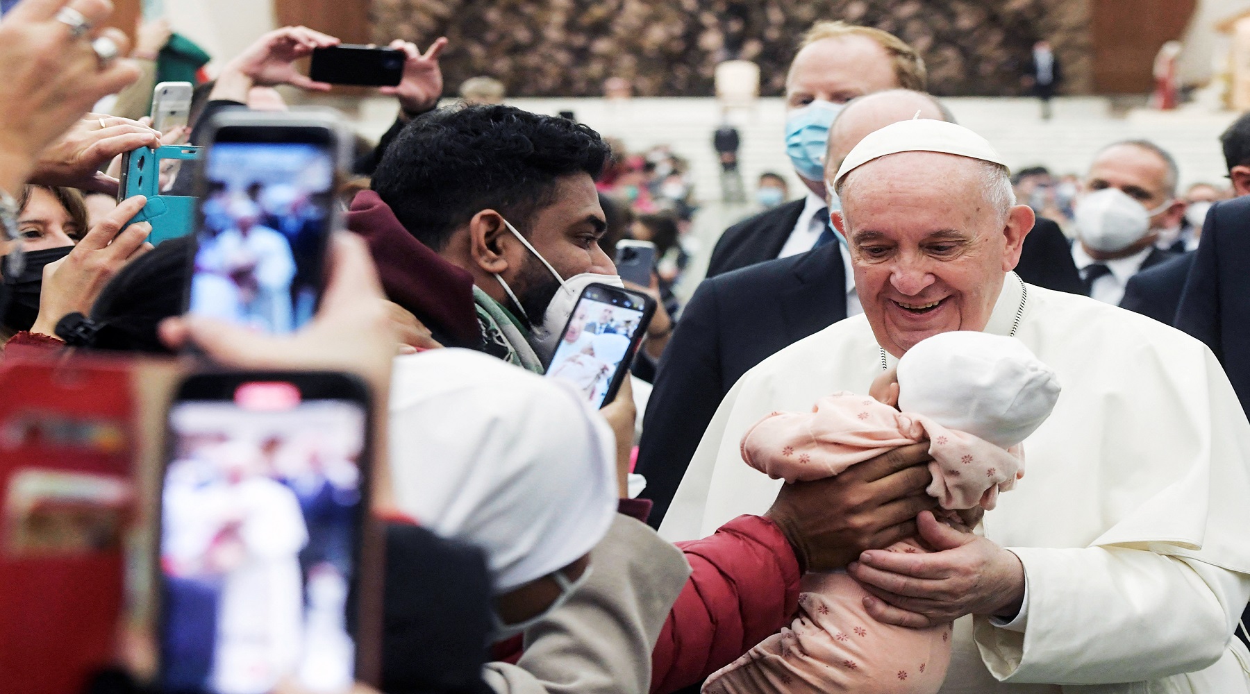 Πάπας Φραγκίσκος: Επικρίνει τα ζευγάρια που υιοθετούν κατοικίδια αντί για παιδιά ως εγωιστικά