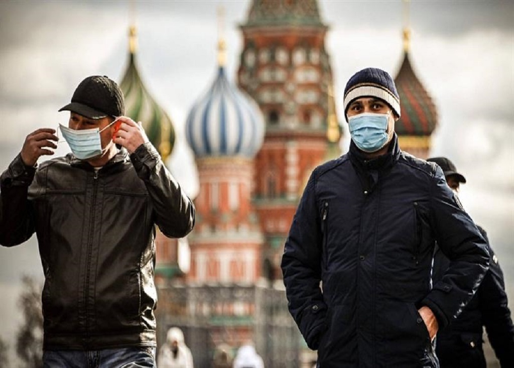 Πανδημία Ρωσία: Υποχωρεί από τους μη δημοφιλείς περιορισμούς για την COVID-19