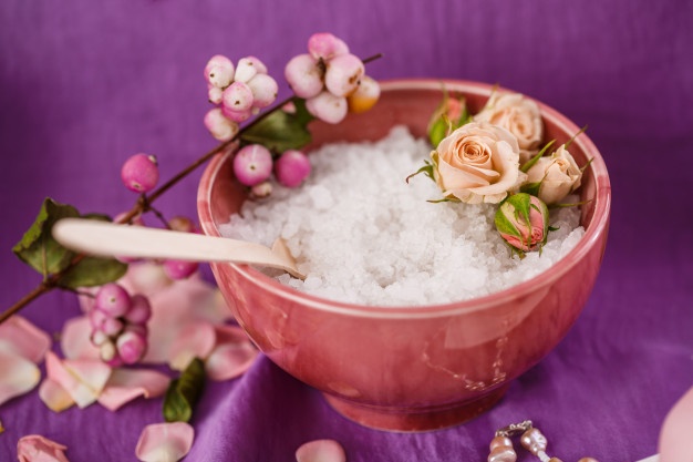 Απολέπιση με θαλασσινό αλάτι: Σε τι διαφέρει από το scrub με ζάχαρη [vid]
