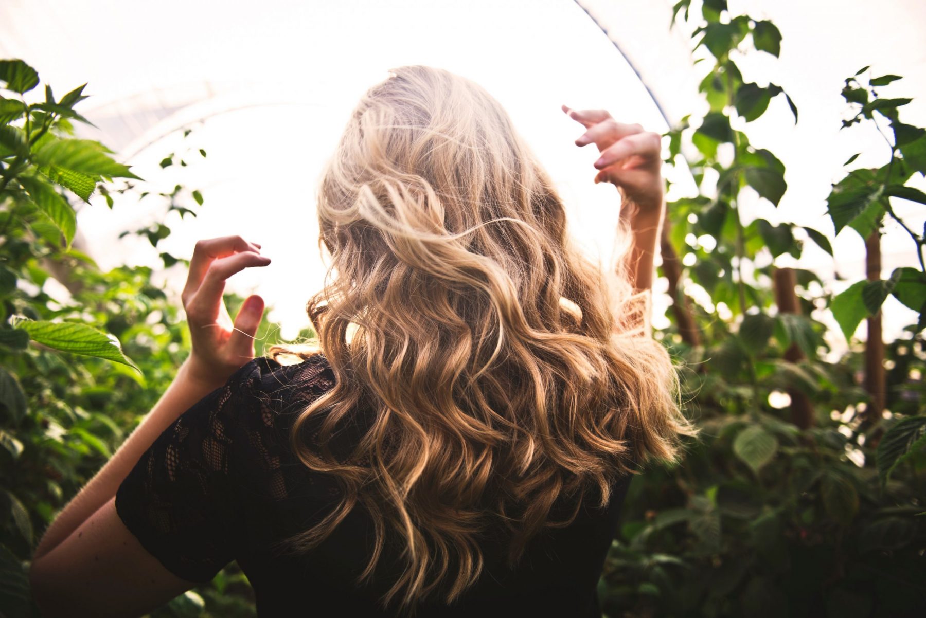 Balayage μαλλιά: Φυσικές ανταύγειες που εντυπωσιάζουν για λάμψη στα μαλλιά σας
