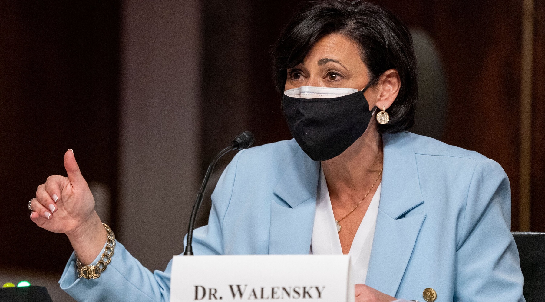 HΠΑ Dr. Rochelle Walensky: «Ηπιότερη δεν σημαίνει ήπια», λέει η επικεφαλής των CDC για την παραλλαγή “όμικρον”