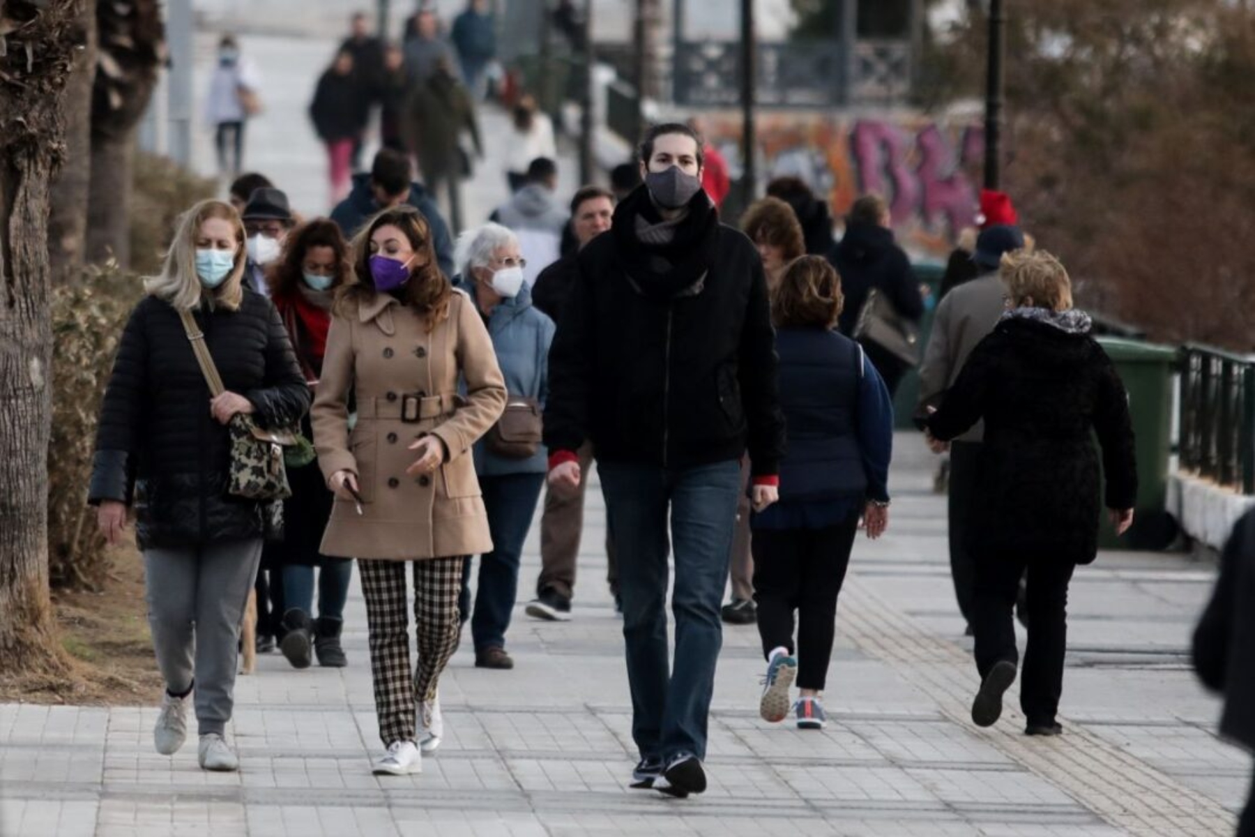 Επιτροπή ειδικών μέτρα: Δεν καταργείται η μάσκα σε εξωτερικούς χώρους