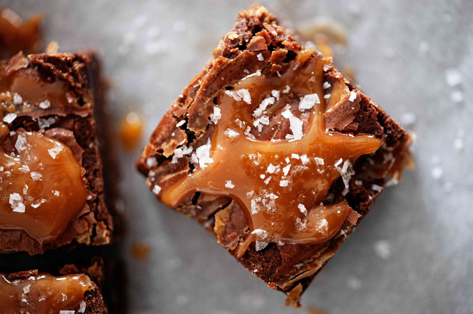Brownies με καραμέλα: Ένα γρήγορο και αφράτο γλυκό με σοκολάτα για όλη την οικογένεια