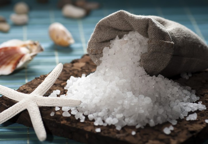 Θαλασσινό αλάτι: Ανακαλύψτε τα οφέλη του για το δέρμα [vid]