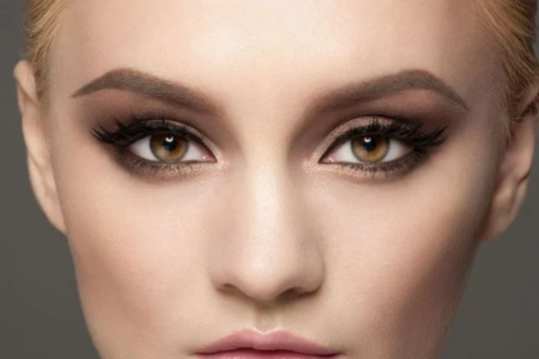 Μακιγιάζ μάτια: Οι 3 σκιές που θα κάνουν τα μελί σας μάτια να λάμψουν