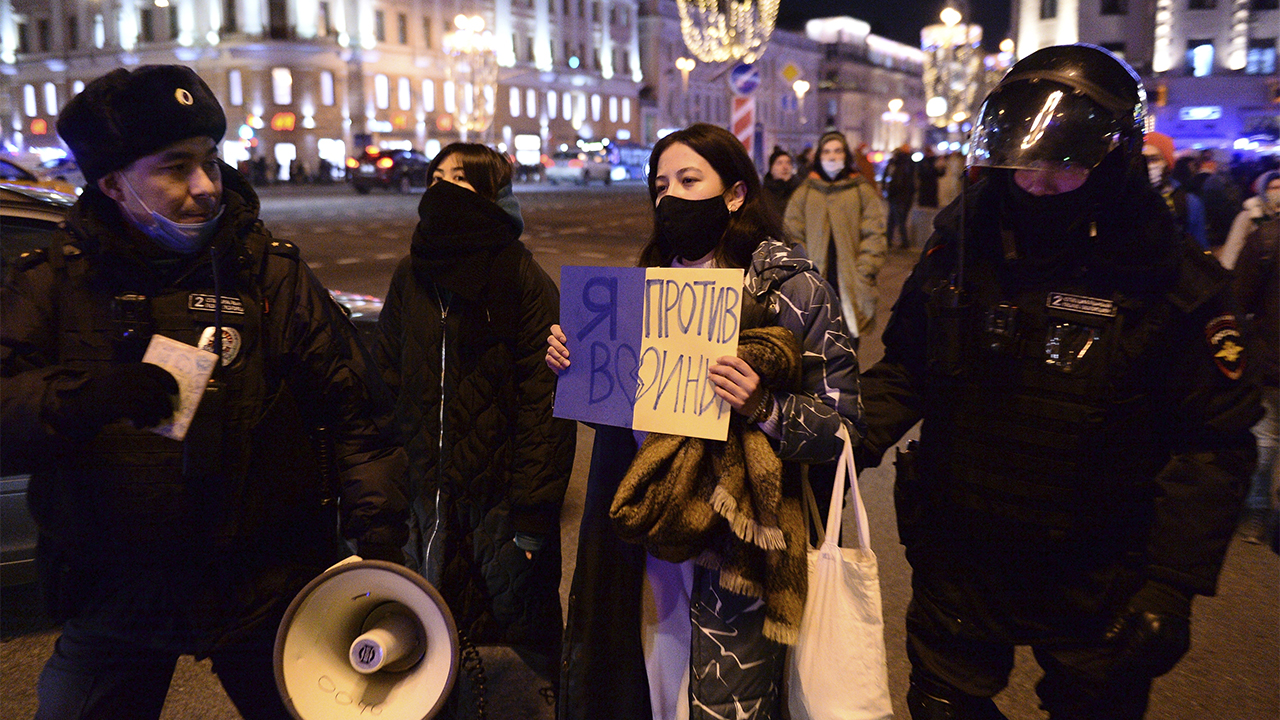Πόλεμος Πούτιν: Συνεχίζονται οι αντιπολεμικές διαδηλώσεις σε πόλεις της Ρωσίας, ενώ επιφανείς Ρώσοι προσχωρούν