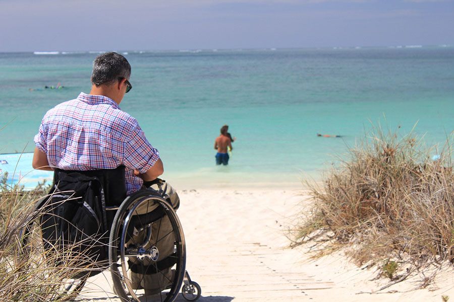 ΕΣΑμεΑ: Αίτημα στον Κικίλια για επιδοτούμενο τουρισμό συνταξιούχων με αναπηρία