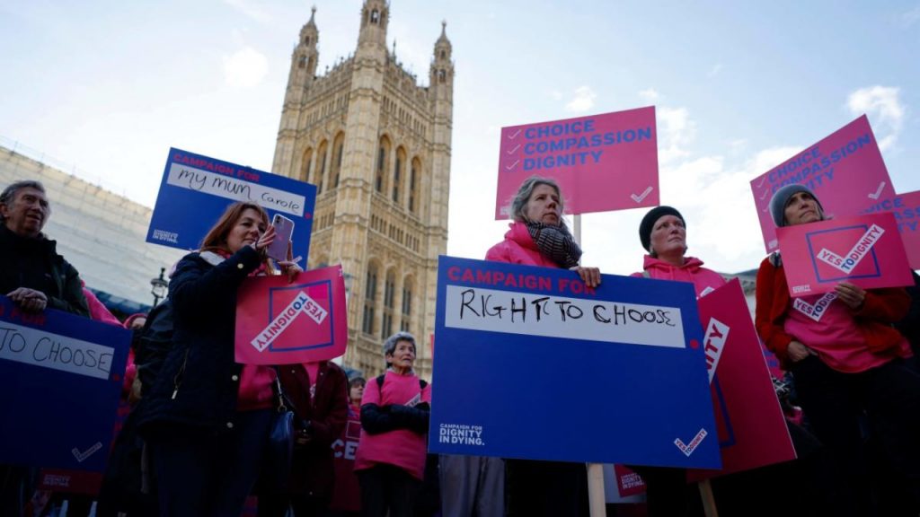 Η Molly Meacher, μέλος της Άνω Βουλής των Λόρδων του Βρετανικού Κοινοβουλίου, έχει συντάξει νόμο για τη νομιμοποίηση της ευθανασίας